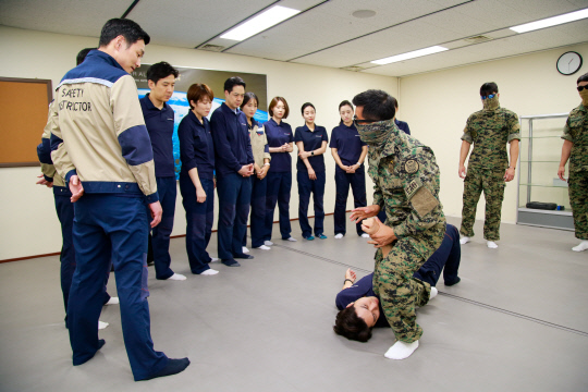 지난 1일 서울 강서구 아시아나항공 본사 교육훈련동에서 아시아나항공 보안교관들이 특수전사령부 대테러요원에게 호신술 훈련을 받고 있다. 아시아나항공 제공